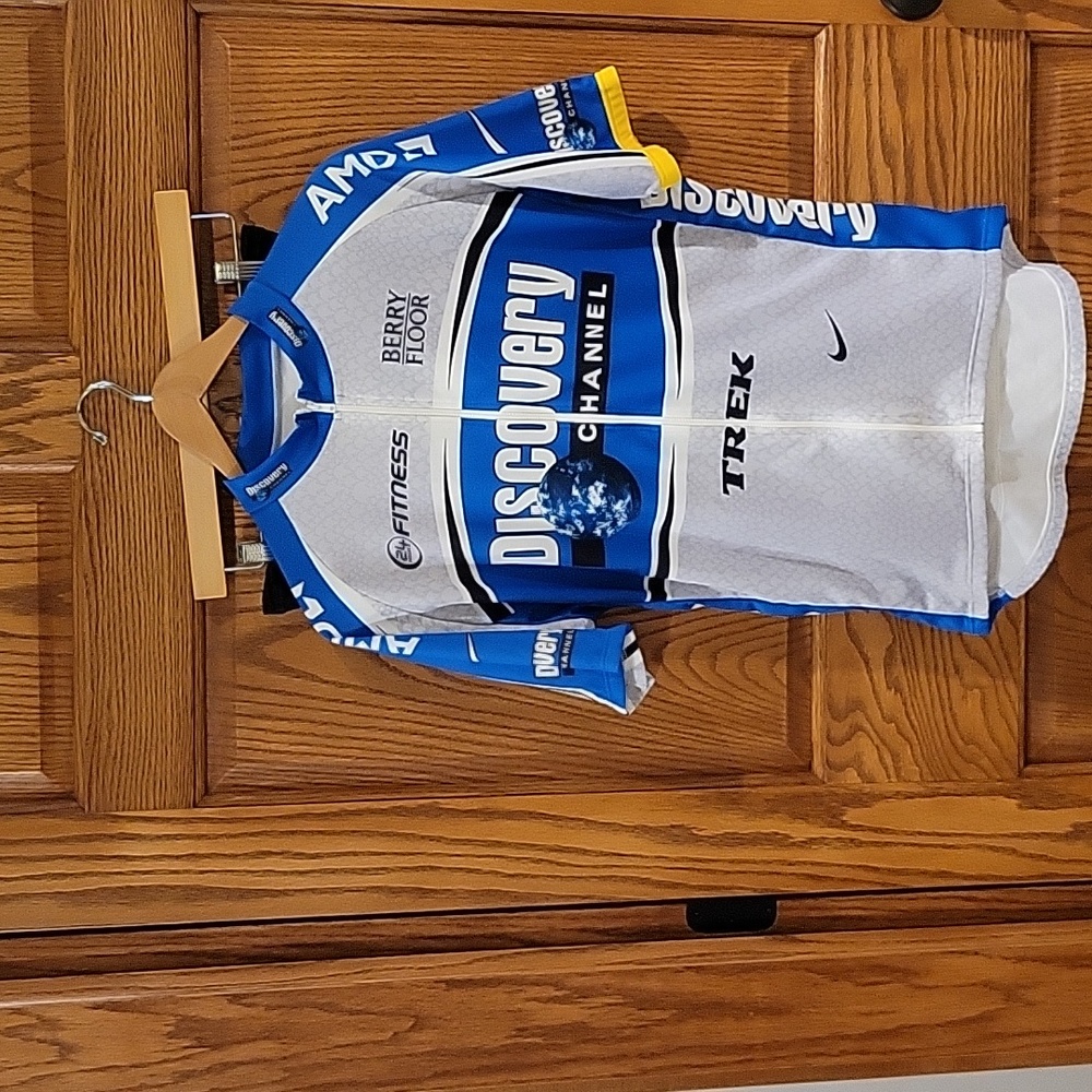 Mens Nike cycling jersey and short kit. Discovery Channel. Top XL, Bottom L.